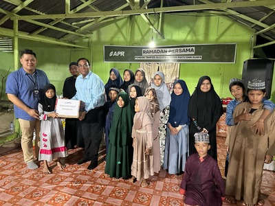 Anak-anak Panti Asuhan Assobirin Al Hidayah, Pangkalan Kerinci, Kabupaten Pelalawan suka cita menerima Bantuan Paket Ramadan dari APR dalam acara Buka Puasa Bersama. (Foto: Istimewa)